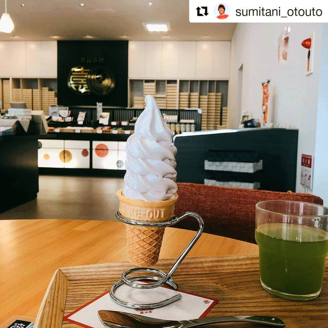 総本家駿河屋さんのインスタグラム写真 - (総本家駿河屋Instagram)「ご来店ありがとうございます🍦💕. . #こしあんのソフトクリーム  の生バージョンは #総本家駿河屋岩出中迫店 限定販売🎶. . 松源中迫店さま敷地内テナント店舗です☺️. . 駿河屋のこしあんのソフトクリームで 暑気を祓ってくださ～い🎐. . #総本家駿河屋 #駿河屋 #和菓子 #和菓子屋  #ソフトクリーム🍦#あんこ部 #あんこ大好き #ソフトクリーム部 #和歌山カフェ #駿河屋カフェ #茶寮 #和歌山 #surugayamodern #souhonkesurugaya #wagashi #wakayama」8月10日 16時13分 - souhonke_surugaya_zen_emon