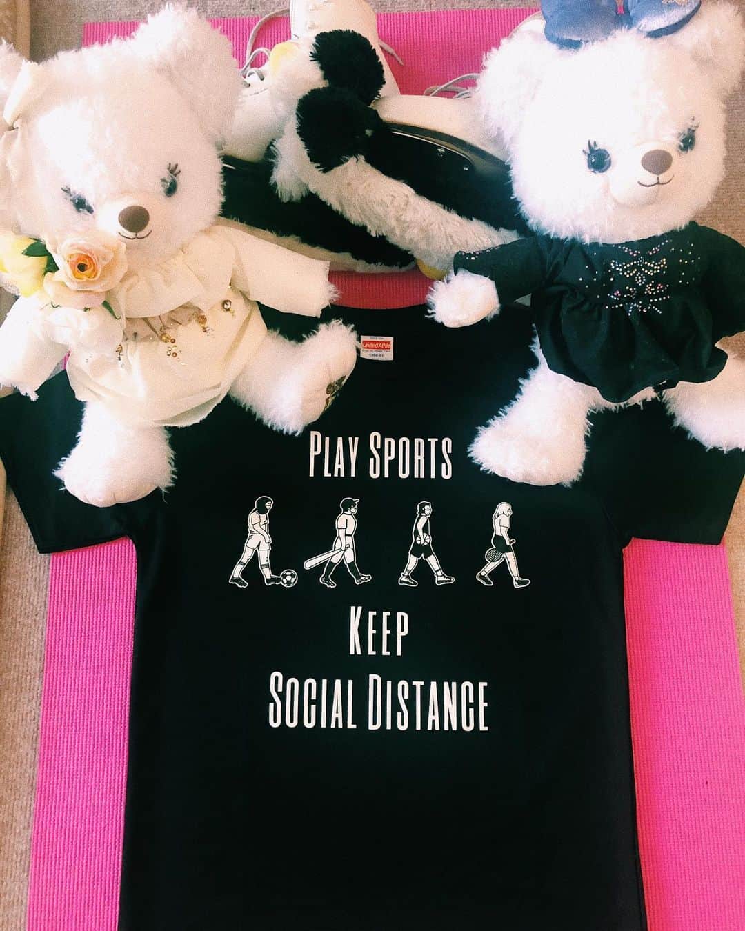 のインスタグラム：「． ． 私が中京大学に在学中、所属していた草薙ゼミの後輩がチャリTシャツを販売しています。 チャリTシャツ販売で得た利益は新型コロナウイルスと戦ってくださっている医療従事者の方に全額寄付されるそうです。 また、このTシャツに書かれている 「play sports keep social distance」 には新しい生活様式に合った形でスポーツ活動を 進めていきたいというスポーツ科学部生ならではの想いが込められています🏃‍♀️  素晴らしい企画であると思い、私も微力ながら協力させていただきました！ 私は現在、感染症に気をつけながら日々練習を行っています⛸ コロナで先が見えない不安な日々が続いていますが、全員で協力して乗り越えていきましょう！！  詳しい企画説明や購入に関しては   @charity_shirt に載っています👕 チャリTシャツの情報が更新されているので フォローしてチェックしてみてください！  是非ご協力よろしくお願いします🙇‍♀️  #チャリtスポーツチャレンジ」