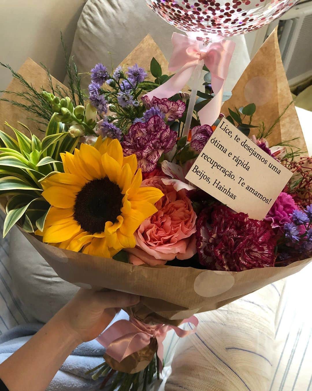 Alice Wegmannのインスタグラム：「o contato físico faz falta, é verdade, mas essa pandemia só reafirmou o que penso e sinto a respeito de amizade. é bom amar e ser amado, é bom cuidar e ser cuidado, a gente não tá só no mundo - vai passar, tudo passa, mas enquanto não passa, que tenhamos a sabedoria de preservar e fortalecer o que mais importa. tomei um tombo em casa, caí feio, rompi dois ligamentos, operei. e hoje ganhei esse buquê de amigas sábias que estão na minha vida há 10 anos ou mais. é simples e lindo e me emocionou pelo óbvio: existe sempre algo mais, existe sempre o outro, existe beleza nas coisas, e é isso que me mantém acesa. amo vocês muito, obrigada por tanto carinho e amor.」