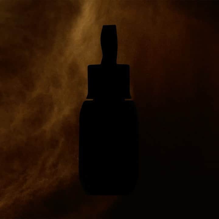 ドゥラメールのインスタグラム：「Everyday exposure to environmental irritants and pollution such as micro-dust can visibly destabilize skin and cause inflammation, a root cause of premature signs of aging. Double-defend against these aggressors with NEW The Concentrate’s barrier-building power* plus new antioxidant protection. ⁣ ⁣ *After just 14 days, skin’s natural barrier was significantly strengthened. (Clinical results on 23 women.) #TheConcentrate」