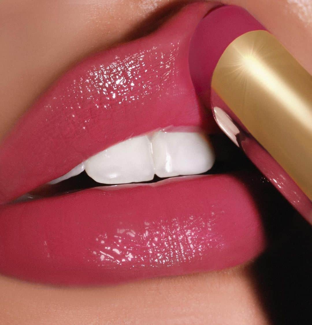 パット・マグラスさんのインスタグラム写真 - (パット・マグラスInstagram)「BELLE AMOUR ⚡️⚡️⚡️ Perfect your pout in lustrous luminosity with the *NEW* #LipFetish #Divinyl Lip Shine, imparting iconic illumination in a lacquer-like hydrating formula that leaves lips luminous all day ⚡️⚡️⚡️ Shop now at PATMcGRATH.COM and @sephora  — 💋 by @rebellebeautyx」8月11日 3時10分 - patmcgrathreal
