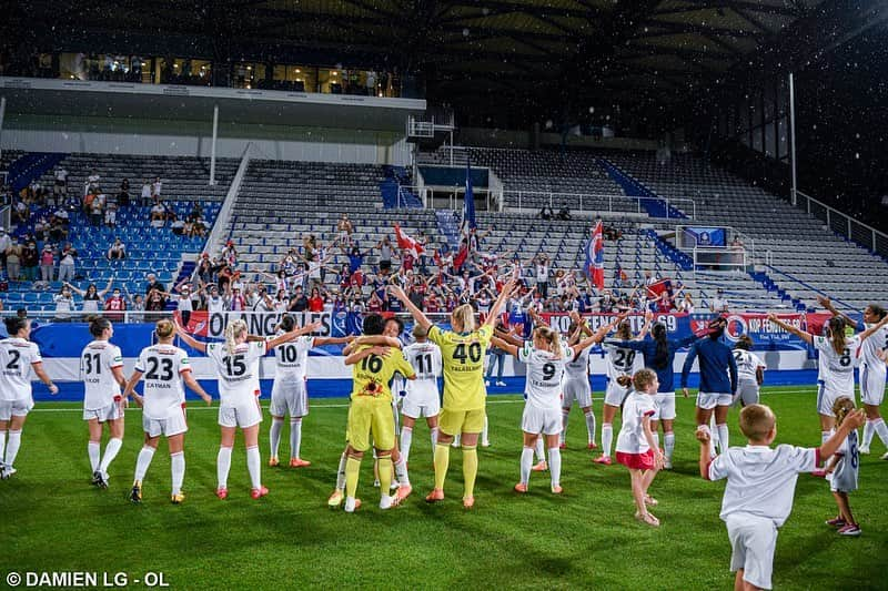 熊谷紗希さんのインスタグラム写真 - (熊谷紗希Instagram)「Merci encore pour la team @ol et supporters Lyonnaises🔴🔵🙏🏻 Maintenant on va bien préparer pour la Ligue des Champions⚽️💪🏻 素敵な写真が届いたのでたくさん載せちゃいます❤️ 次はチャンピオンズリーグに向けて最高の準備を💪🏻🏆 #teamol#🔴🔵 #coupedefrance #感謝 📸　@damienlgphoto」8月11日 1時49分 - kumagai1017