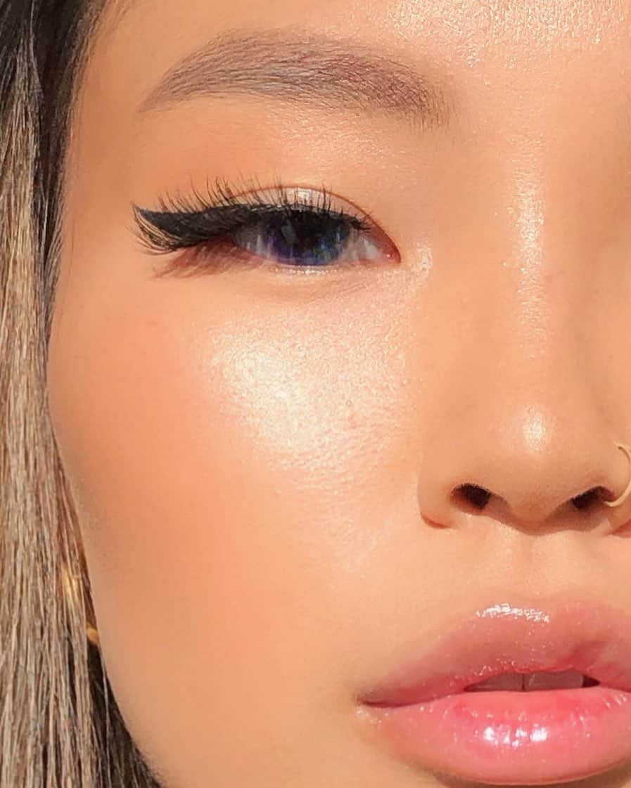 Smashboxのインスタグラム：「No such thing as too close when your skin looks this fresh. Halo Tinted Moisturizer keeps skin hydrated for 24 hours so you’re always ready for glowing selfies just like​ @inngenue. 🍯」