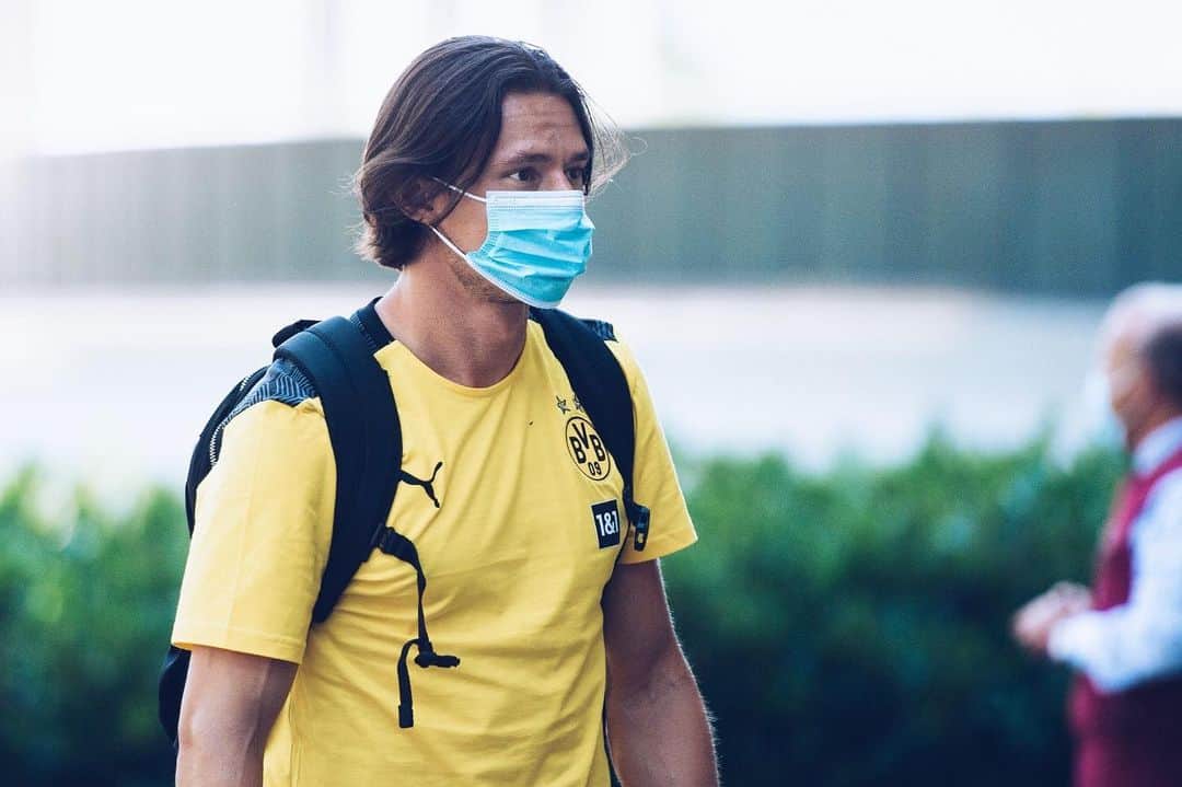 ニコ・シュルツのインスタグラム：「Training Camp ✈️🇨🇭 #bvb」