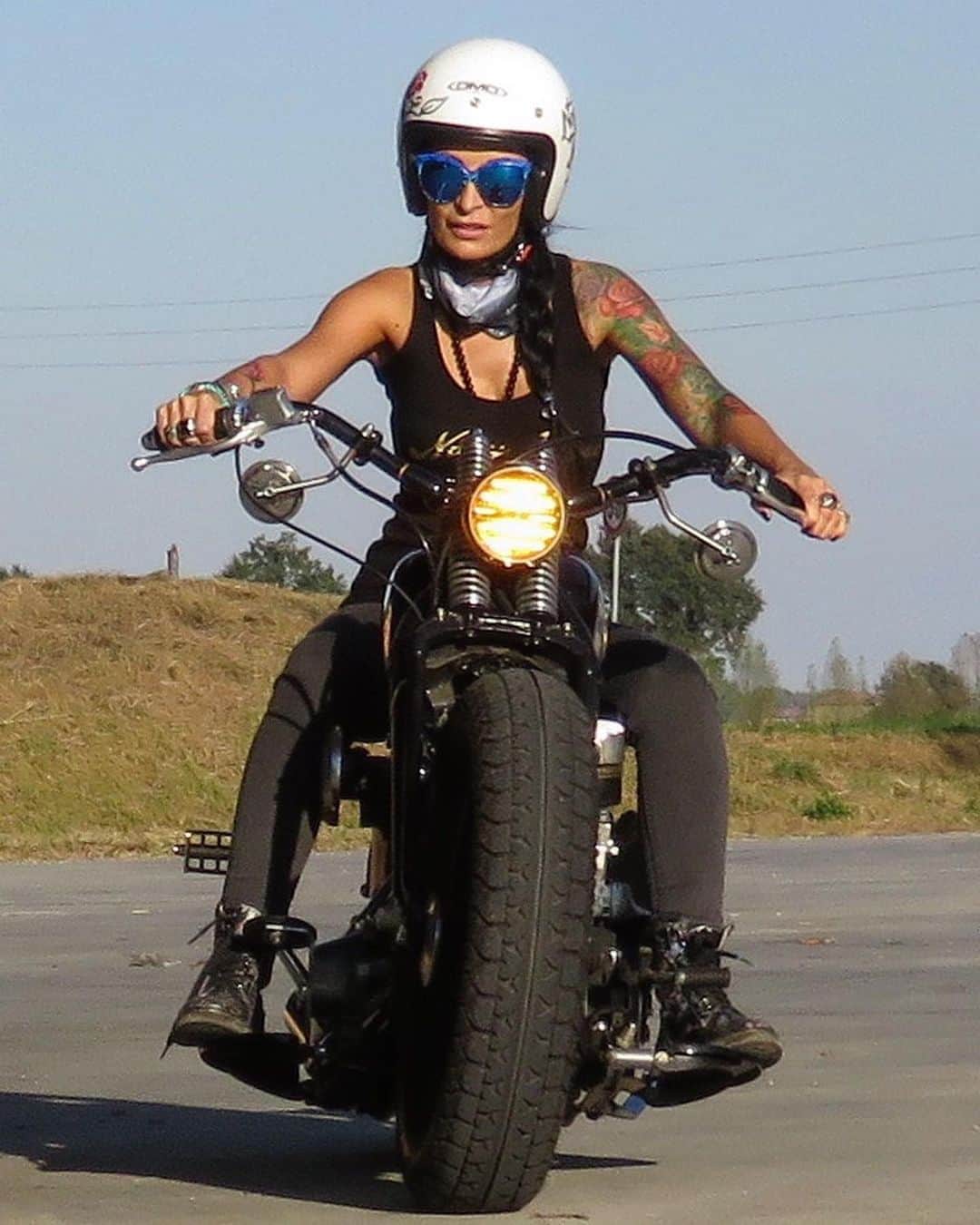 epidemic_motorsさんのインスタグラム写真 - (epidemic_motorsInstagram)「♠️ @noisy_rose  #noisyrose #ontheroad #bobberporn #badass #kustombike #motocustom #specialcustom #specialbike #bobberstyle #shovelheadbobber」8月11日 1時55分 - epidemic_motors