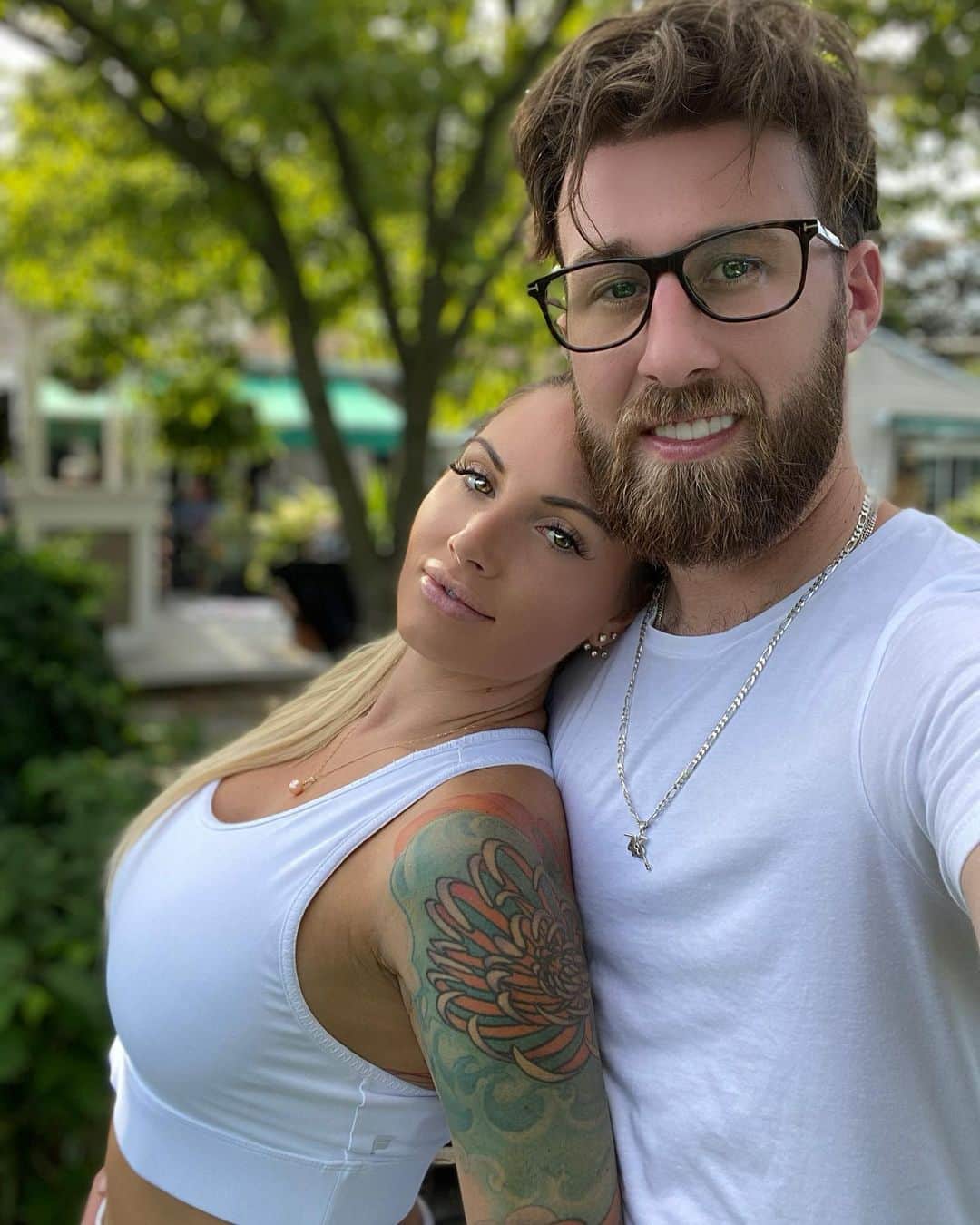 ティーガン・プレスリーのインスタグラム：「I think he loves me more than pizza 🍕❤️ @43_oak   #teaganpresley #wifey #hubby #inked #married #blonde #tattoos」