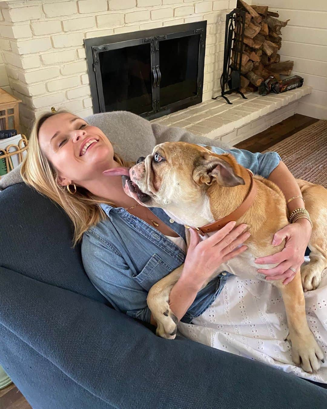 リース・ウィザースプーンさんのインスタグラム写真 - (リース・ウィザースプーンInstagram)「Lou is still working on his social distancing skills...😜 #bulldoglife」8月11日 2時14分 - reesewitherspoon