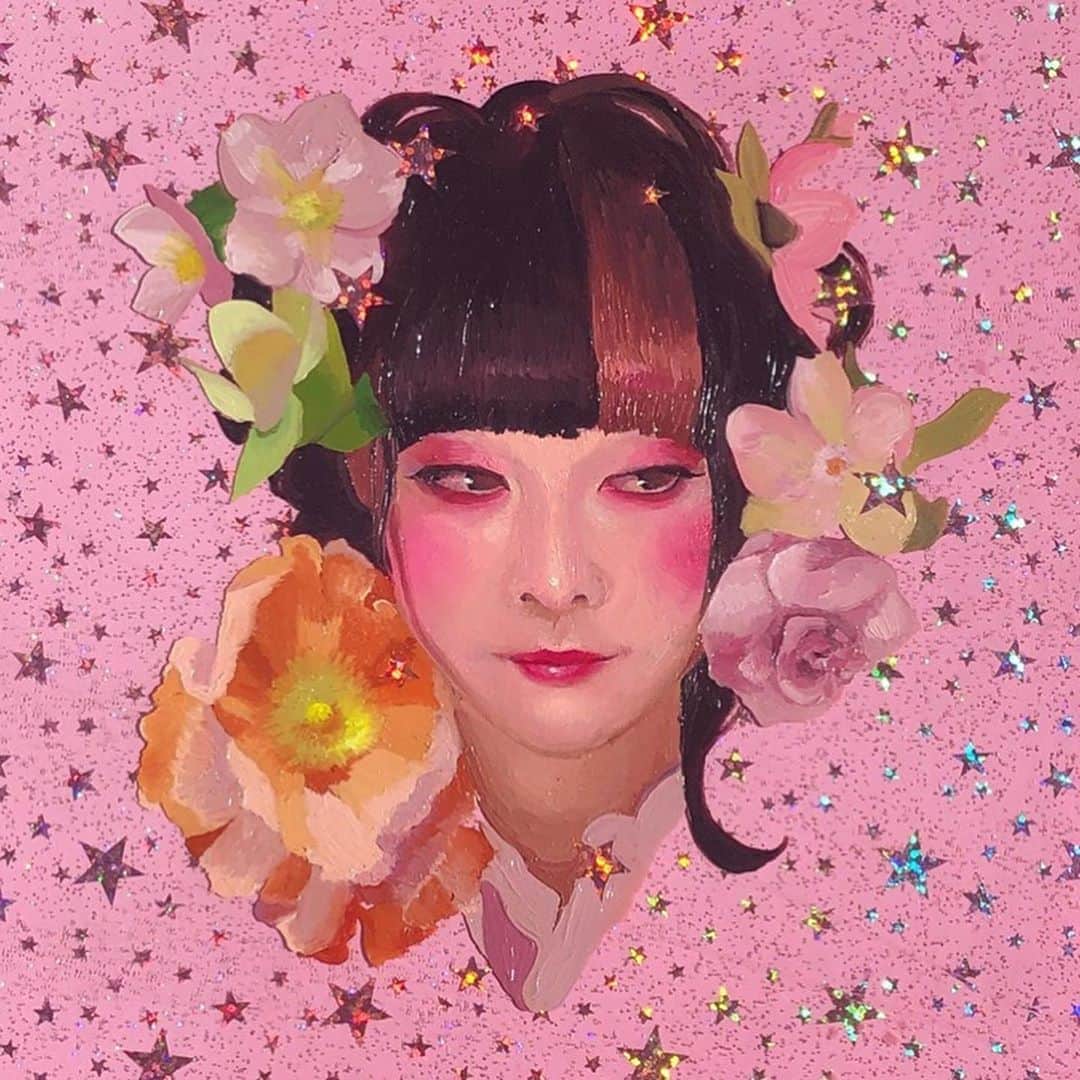 のインスタグラム：「Waaaa! An amazing surprise bday gift from my artist friend, @jazharold 😭💕💕💕 you’re so talented and I’m overwhelmingly honored to be a subject of one of your artworks😭😭😭 she painted on a sparkly vinyl, you can see the back! わー！芸術家の友達の @jazharold からサプライズ誕生日プレゼント！送ってきた時にめっちゃびっくりした！あたしの絵を描くなんて光栄すぎる😭😭😭かわいいピンクビニールに絵を描いたから裏返すとキラキラも見える〜✨ Thank you, Jaz! I love it! 🥰 . . #rinrindoll #jazharold #artwork #painting #oilpaint #art #絵 #油絵」