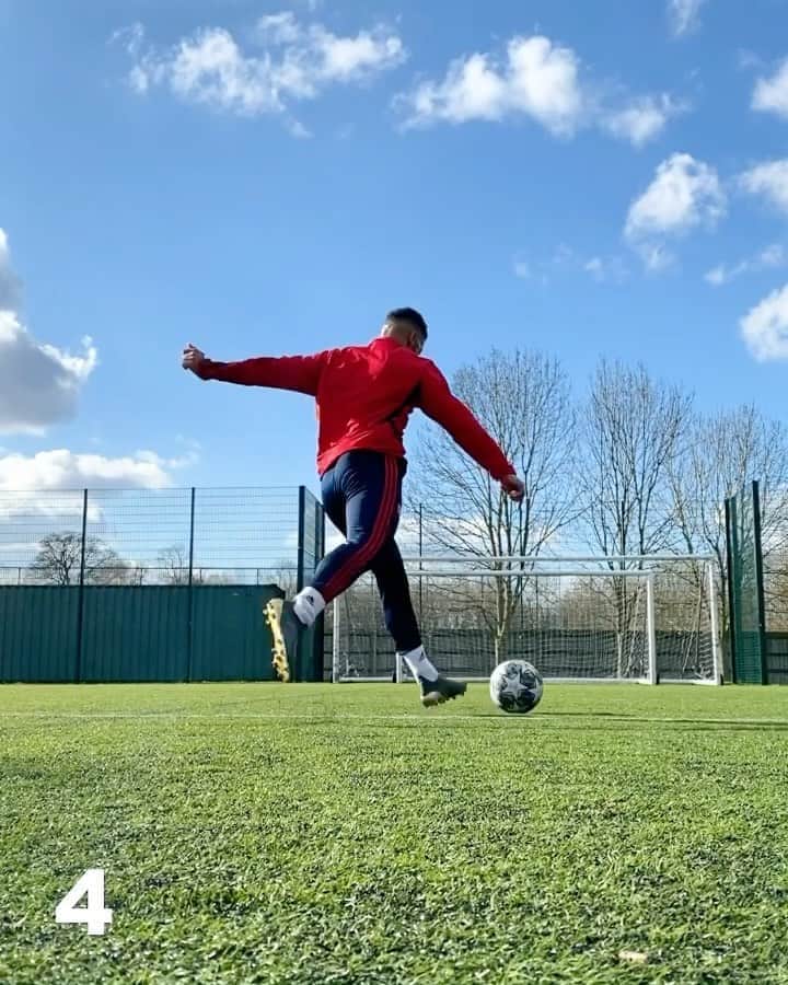 F2Freestylersのインスタグラム：「Shooting practice ⚽️🥅 Which shot is best? #shooting #tekkers #football #soccer #training #practice」