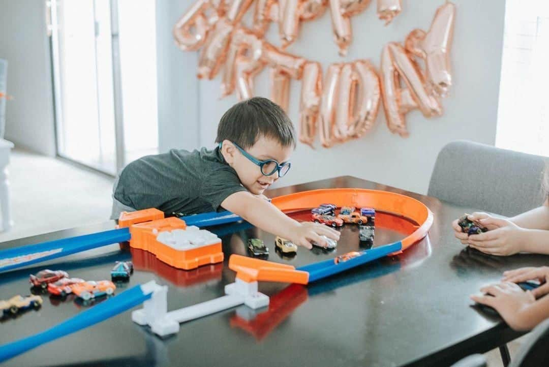 Hot Wheelsさんのインスタグラム写真 - (Hot WheelsInstagram)「Playtime Rule #0803: Indoors or outdoors, playtime can happen anywhere! #HWHackTheTrack 🚗 (📸:@amandasinchongco)」8月11日 2時17分 - hotwheelsofficial