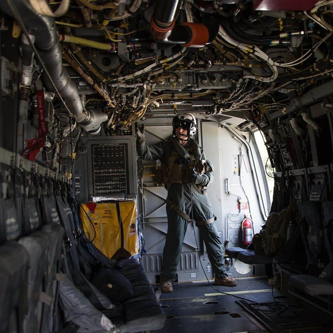 アメリカ海兵隊さんのインスタグラム写真 - (アメリカ海兵隊Instagram)「All Aboard  Lance Cpl. Benjamin Carr, a tiltrotor crew chief with Marine Medium Tiltrotor Squadron 262 (Reinforced), @31stmeu, prepares to take off during a training exercise at Marine Corps Air Station Futenma, Okinawa, Japan.  The training covered field carrier landings and live fires from an MV-22B Osprey Tiltrotor aircraft. (U.S. Marine Corps photo by Lance Cpl. Brienna Tuck)  #USMC #Marines #Military #Osprey」8月11日 2時25分 - marines