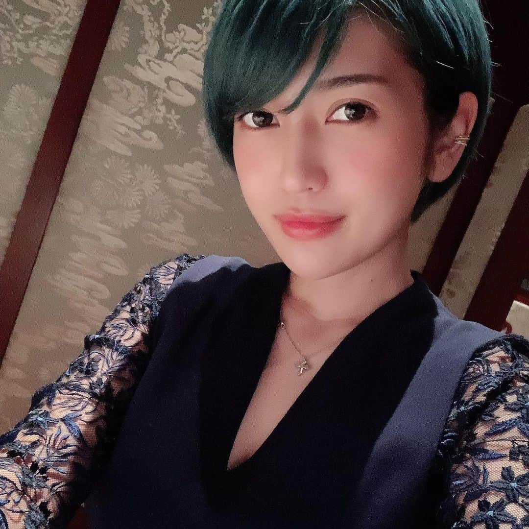 かおるやまさんのインスタグラム写真 - (かおるやまInstagram)「昨日は😊大好きなママ(リアルおかん)と一緒に麗穂に行ってきました😘💕 . . 今日はmame kurogouchiのワンピース！これ同じシリーズの色違いタイプ違いで持ってるの🙃 . . 北京ダックがご所望だったママ😂 めちゃくちゃ久々に2人でゆっくり話せてとても楽しかった😊 . 今日はママにご馳走になってしまいました…！フカヒレも北京ダック∧( 'Θ' )∧も本当に美味しかった〜😘❤️ . . . 2枚目にグルメママタグ付けしたので良ければフォローしてあげてね(ﾟ∀ﾟ) . . #愛知#愛知県#名古屋#麗穂#中華 #中華料理#ミッドランドスクエア #夜景が綺麗#名古屋グルメ#フカヒレ #フカヒレ姿煮#北京ダック #グルメ#ディナー#夜ご飯 #お出かけ#お出かけコーデ#コーデ #mamekurogouchi  #stellamccartney  #patekphilippe」8月11日 2時29分 - kaoruyama59
