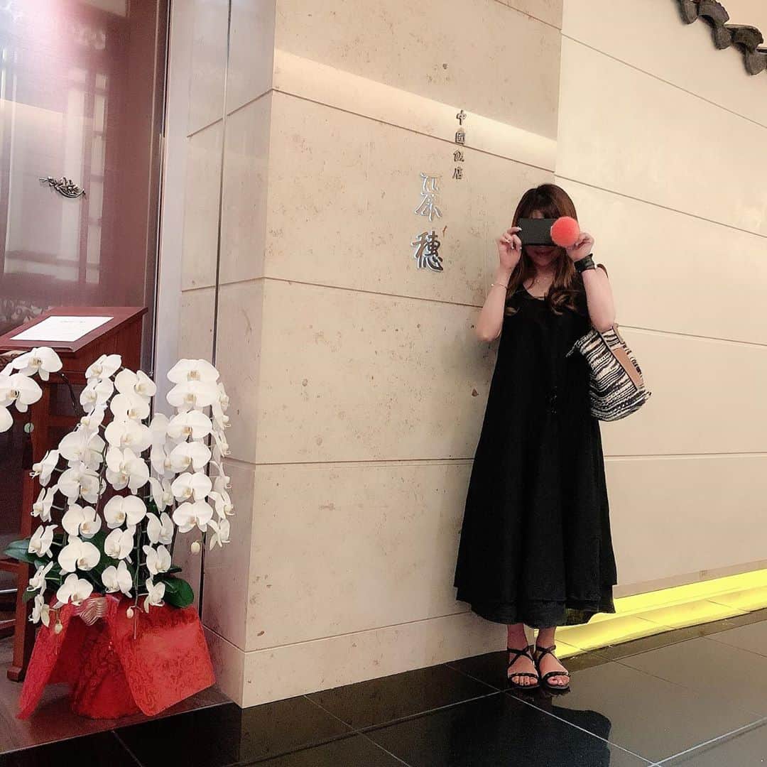 かおるやまさんのインスタグラム写真 - (かおるやまInstagram)「昨日は😊大好きなママ(リアルおかん)と一緒に麗穂に行ってきました😘💕 . . 今日はmame kurogouchiのワンピース！これ同じシリーズの色違いタイプ違いで持ってるの🙃 . . 北京ダックがご所望だったママ😂 めちゃくちゃ久々に2人でゆっくり話せてとても楽しかった😊 . 今日はママにご馳走になってしまいました…！フカヒレも北京ダック∧( 'Θ' )∧も本当に美味しかった〜😘❤️ . . . 2枚目にグルメママタグ付けしたので良ければフォローしてあげてね(ﾟ∀ﾟ) . . #愛知#愛知県#名古屋#麗穂#中華 #中華料理#ミッドランドスクエア #夜景が綺麗#名古屋グルメ#フカヒレ #フカヒレ姿煮#北京ダック #グルメ#ディナー#夜ご飯 #お出かけ#お出かけコーデ#コーデ #mamekurogouchi  #stellamccartney  #patekphilippe」8月11日 2時29分 - kaoruyama59