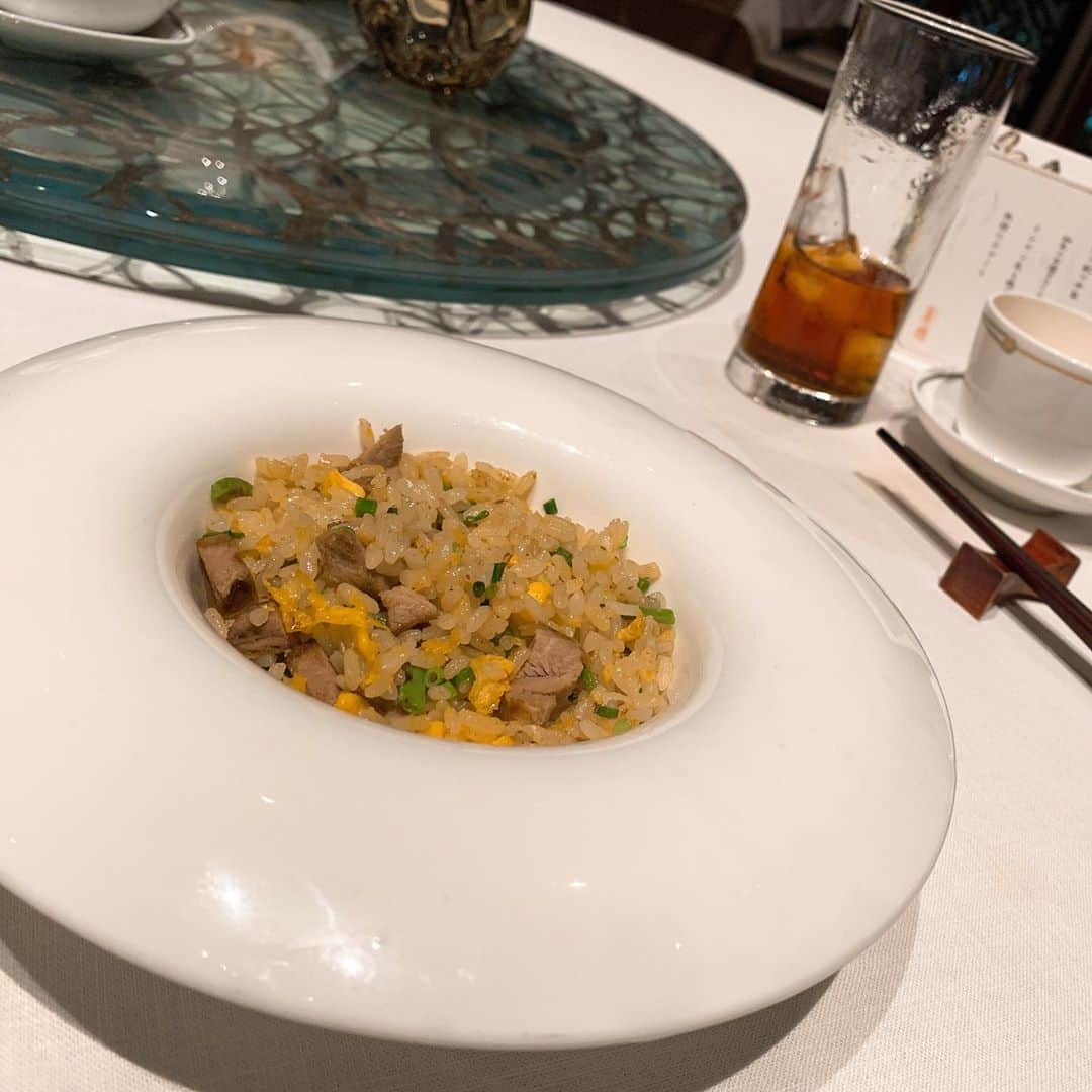 かおるやまさんのインスタグラム写真 - (かおるやまInstagram)「昨日は😊大好きなママ(リアルおかん)と一緒に麗穂に行ってきました😘💕 . . 今日はmame kurogouchiのワンピース！これ同じシリーズの色違いタイプ違いで持ってるの🙃 . . 北京ダックがご所望だったママ😂 めちゃくちゃ久々に2人でゆっくり話せてとても楽しかった😊 . 今日はママにご馳走になってしまいました…！フカヒレも北京ダック∧( 'Θ' )∧も本当に美味しかった〜😘❤️ . . . 2枚目にグルメママタグ付けしたので良ければフォローしてあげてね(ﾟ∀ﾟ) . . #愛知#愛知県#名古屋#麗穂#中華 #中華料理#ミッドランドスクエア #夜景が綺麗#名古屋グルメ#フカヒレ #フカヒレ姿煮#北京ダック #グルメ#ディナー#夜ご飯 #お出かけ#お出かけコーデ#コーデ #mamekurogouchi  #stellamccartney  #patekphilippe」8月11日 2時29分 - kaoruyama59