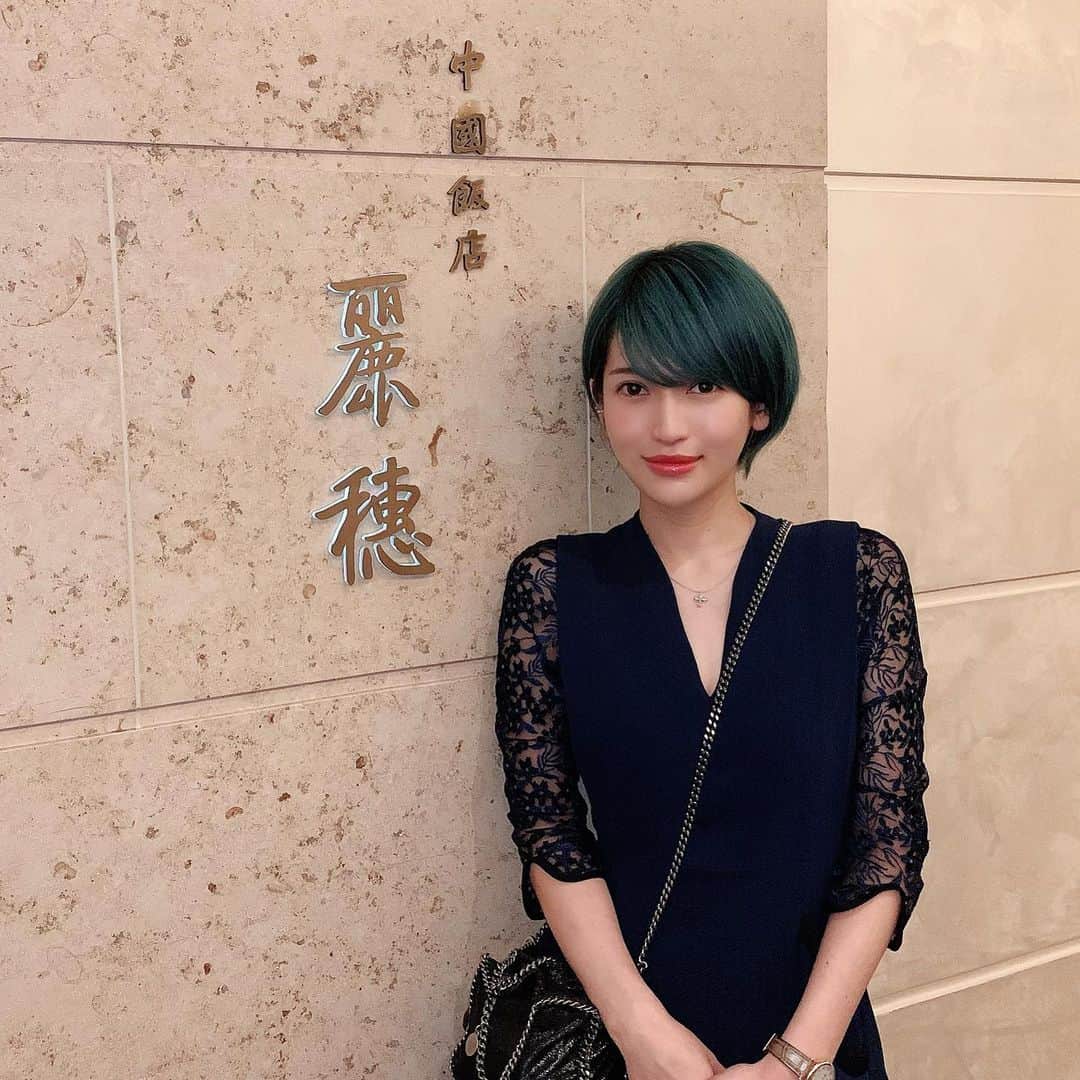 かおるやまさんのインスタグラム写真 - (かおるやまInstagram)「昨日は😊大好きなママ(リアルおかん)と一緒に麗穂に行ってきました😘💕 . . 今日はmame kurogouchiのワンピース！これ同じシリーズの色違いタイプ違いで持ってるの🙃 . . 北京ダックがご所望だったママ😂 めちゃくちゃ久々に2人でゆっくり話せてとても楽しかった😊 . 今日はママにご馳走になってしまいました…！フカヒレも北京ダック∧( 'Θ' )∧も本当に美味しかった〜😘❤️ . . . 2枚目にグルメママタグ付けしたので良ければフォローしてあげてね(ﾟ∀ﾟ) . . #愛知#愛知県#名古屋#麗穂#中華 #中華料理#ミッドランドスクエア #夜景が綺麗#名古屋グルメ#フカヒレ #フカヒレ姿煮#北京ダック #グルメ#ディナー#夜ご飯 #お出かけ#お出かけコーデ#コーデ #mamekurogouchi  #stellamccartney  #patekphilippe」8月11日 2時29分 - kaoruyama59