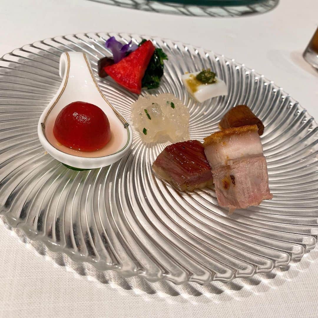 かおるやまさんのインスタグラム写真 - (かおるやまInstagram)「昨日は😊大好きなママ(リアルおかん)と一緒に麗穂に行ってきました😘💕 . . 今日はmame kurogouchiのワンピース！これ同じシリーズの色違いタイプ違いで持ってるの🙃 . . 北京ダックがご所望だったママ😂 めちゃくちゃ久々に2人でゆっくり話せてとても楽しかった😊 . 今日はママにご馳走になってしまいました…！フカヒレも北京ダック∧( 'Θ' )∧も本当に美味しかった〜😘❤️ . . . 2枚目にグルメママタグ付けしたので良ければフォローしてあげてね(ﾟ∀ﾟ) . . #愛知#愛知県#名古屋#麗穂#中華 #中華料理#ミッドランドスクエア #夜景が綺麗#名古屋グルメ#フカヒレ #フカヒレ姿煮#北京ダック #グルメ#ディナー#夜ご飯 #お出かけ#お出かけコーデ#コーデ #mamekurogouchi  #stellamccartney  #patekphilippe」8月11日 2時29分 - kaoruyama59