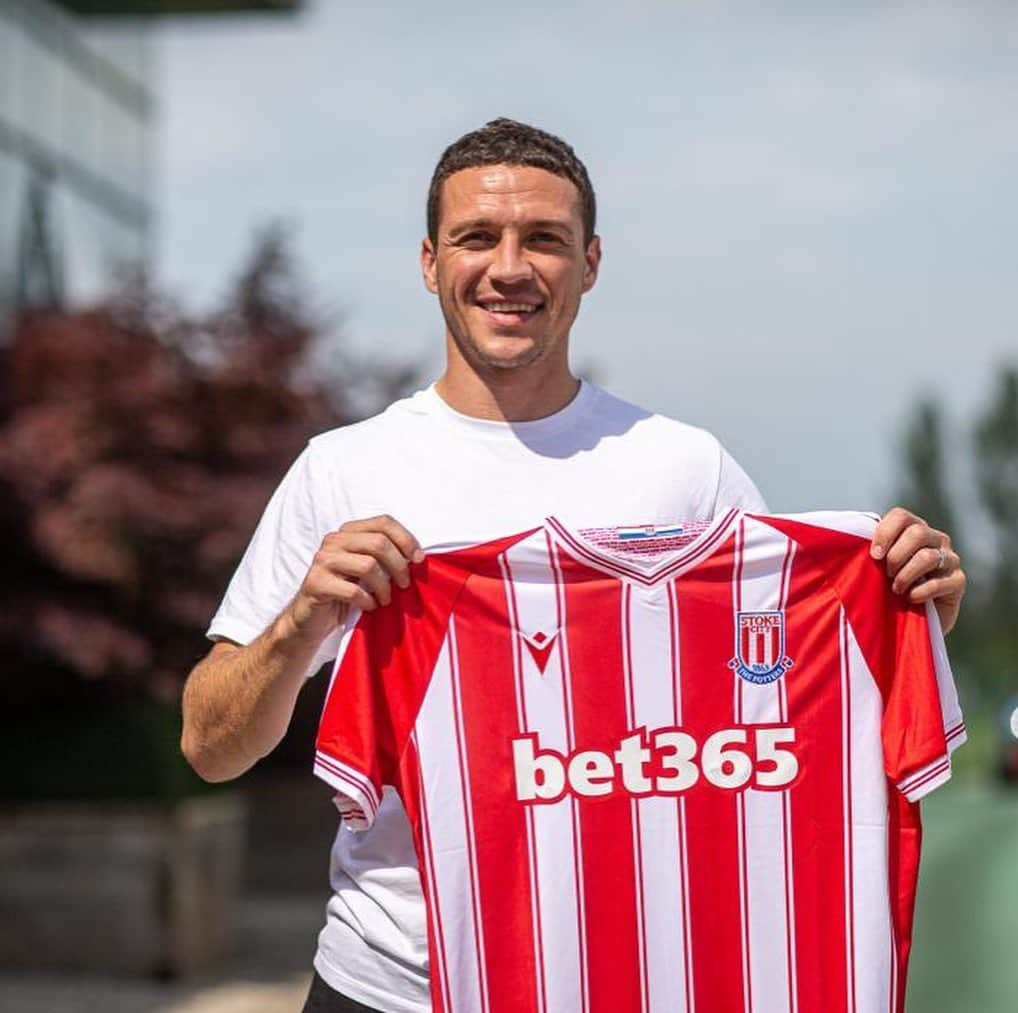 ジェームス・チェスターのインスタグラム：「Very pleased to confirm my permanent signing for Stoke City. Last season was fantastic to get back playing and keeping the club in the Championship was well deserved by all involved.  • Now time to push on as a club and aim for higher next season. • #SCFC 🔴⚪️」