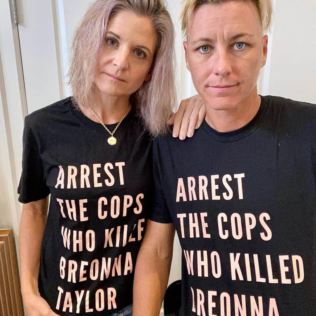 アビー・ワンバックさんのインスタグラム写真 - (アビー・ワンバックInstagram)「It’s been 150 days since Breonna Taylor was murdered in her home by Jonathan Mattingly, Brett Hankison, and Myles Cosgrove—and her killers have not been charged. Too often Black women who die from police violence are forgotten. Let’s stay loud, keep demanding justice for Breonna and her family, and SAY HER NAME.  Proud to stand with WNBA players in joining this campaign, created by @phenomenal in partnership with the Breonna Taylor Foundation, to which all profits from tees will be donated.  Art by @arlyn.garcia」8月11日 2時39分 - abbywambach