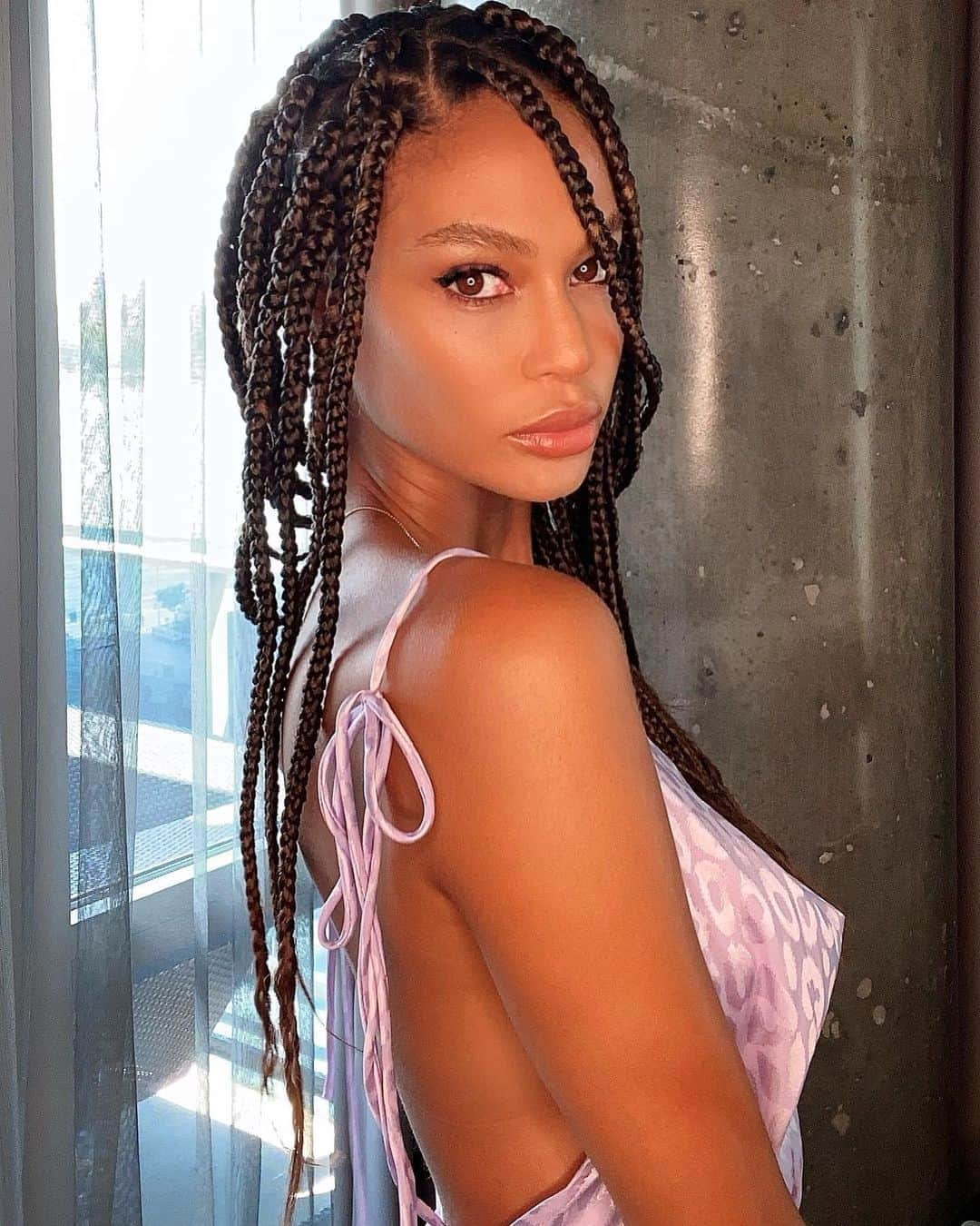 ジョアン・スモールズさんのインスタグラム写真 - (ジョアン・スモールズInstagram)「In between assignments 📚」8月11日 2時33分 - joansmalls