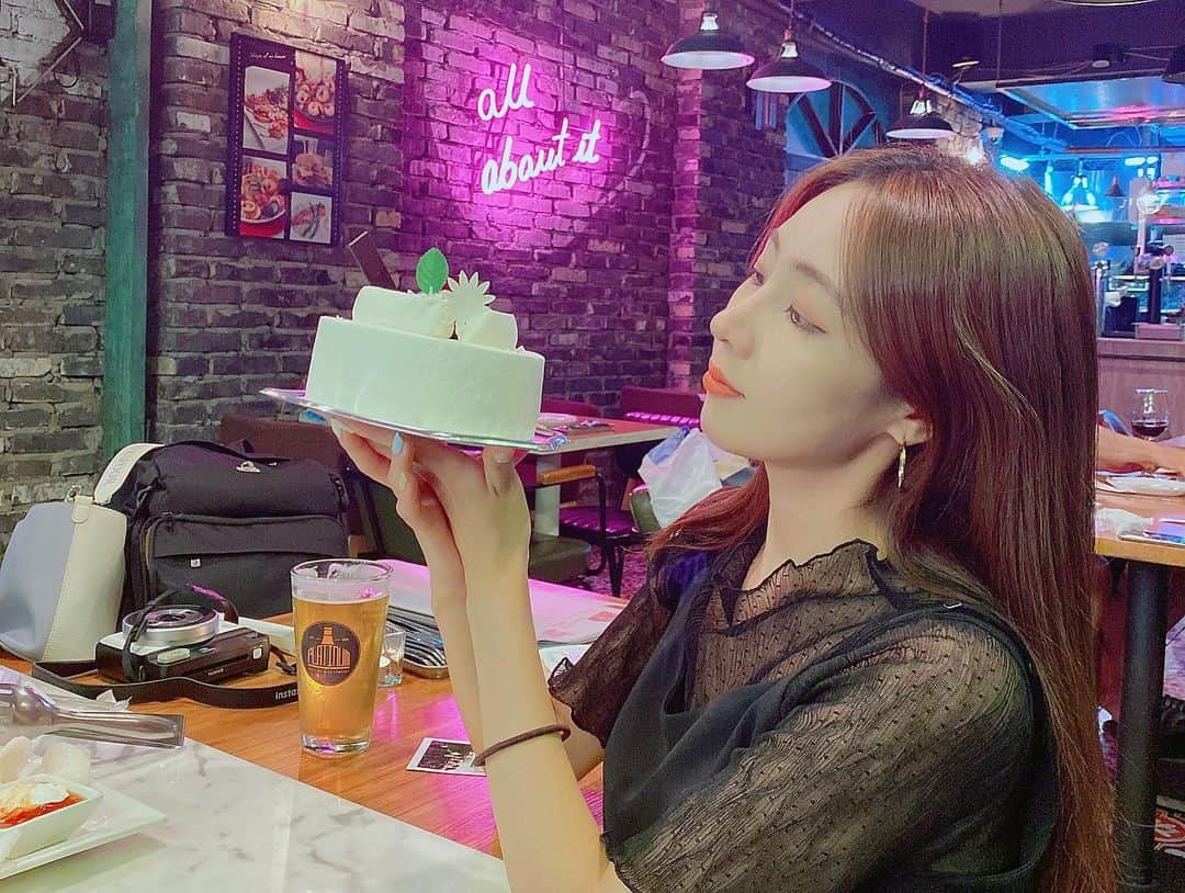 ヘミさんのインスタグラム写真 - (ヘミInstagram)「🎂🎂🎂 . . 이제는 생일같은건 대충 지나가는 날이라 생각했는데, 그래도 기분이 엄청 좋네용!! 축하 해주신 모든 분들 감사합니당 😍 . 행복한 일들만 가득하길!! .  #장미 #그냥지나가라 #비야그만와라」8月11日 2時41分 - yesyesyelll