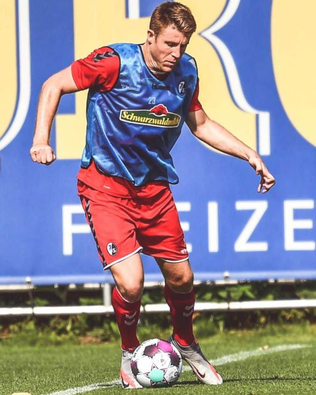 ドミニク・ハインツのインスタグラム：「🔙 @scfreiburg 💪👋⚽️ Trainingsauftakt ✅🌡💦 @scfreiburg @nikefootball @derbystar @sportstotal」