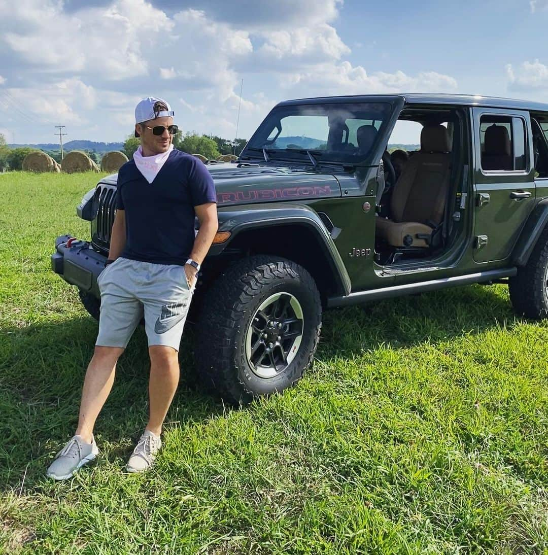 マット・ランターさんのインスタグラム写真 - (マット・ランターInstagram)「A totally candid, non-staged photo of my new toy.   #jeep #jeepwrangler #jeeplife #jeeps #jeeplove #jeeprubicon #rubicon #sargegreen」8月11日 2時50分 - mattlanter