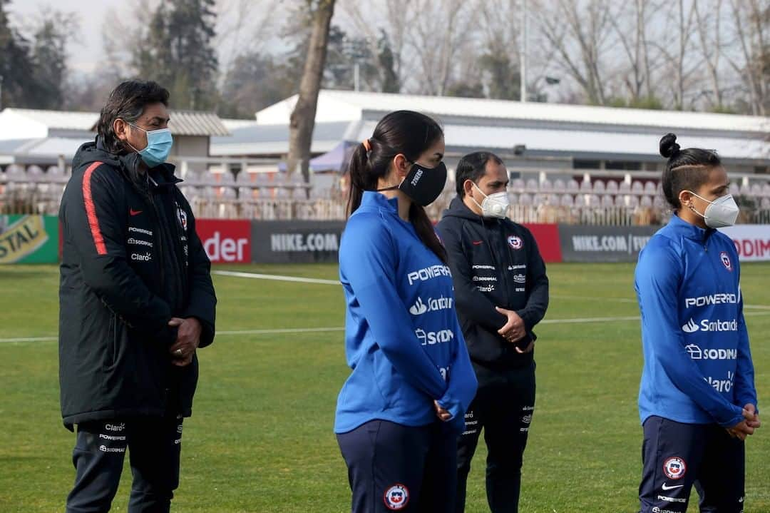 サッカーチリ代表チームさんのインスタグラム写真 - (サッカーチリ代表チームInstagram)「🤩⚽ ¡#LaRojaFemenina está de vuelta!  🇨🇱 Nuestras cracks regresan a Quilín para la preparación para el repechaje olímpico frente a Camerún.   👍 En la ocasión, recibieron la visita de Pablo Milad, nuevo presidente de la @anfpchile y una comisión de autoridades encabezada por Cecilia Pérez, Ministra del @mindepchile」8月11日 2時59分 - laroja