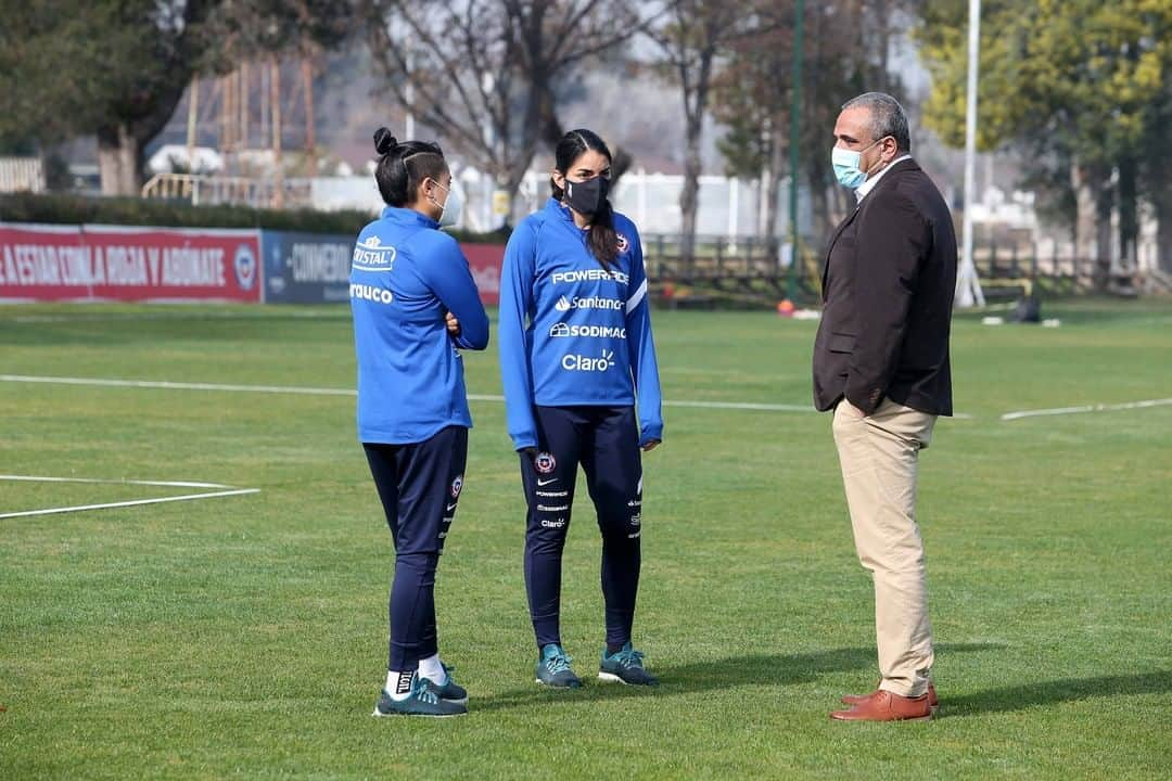 サッカーチリ代表チームさんのインスタグラム写真 - (サッカーチリ代表チームInstagram)「🤩⚽ ¡#LaRojaFemenina está de vuelta!  🇨🇱 Nuestras cracks regresan a Quilín para la preparación para el repechaje olímpico frente a Camerún.   👍 En la ocasión, recibieron la visita de Pablo Milad, nuevo presidente de la @anfpchile y una comisión de autoridades encabezada por Cecilia Pérez, Ministra del @mindepchile」8月11日 2時59分 - laroja