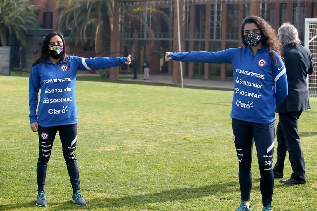 サッカーチリ代表チームさんのインスタグラム写真 - (サッカーチリ代表チームInstagram)「🤩⚽ ¡#LaRojaFemenina está de vuelta!  🇨🇱 Nuestras cracks regresan a Quilín para la preparación para el repechaje olímpico frente a Camerún.   👍 En la ocasión, recibieron la visita de Pablo Milad, nuevo presidente de la @anfpchile y una comisión de autoridades encabezada por Cecilia Pérez, Ministra del @mindepchile」8月11日 2時59分 - laroja