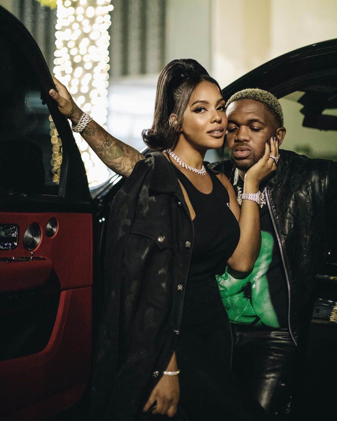 のインスタグラム：「I'm an outlaw, got an outlaw chick Bumping 2Pac, on my outlaw shit Matching tatts, this ink don't come off Even if rings come off If things ring off My nails get dirty My past ain't pretty, my lady is, my Mercedes is My baby momma harder than a lot of you niggas Keep it 100, hit the lottery niggas ...」