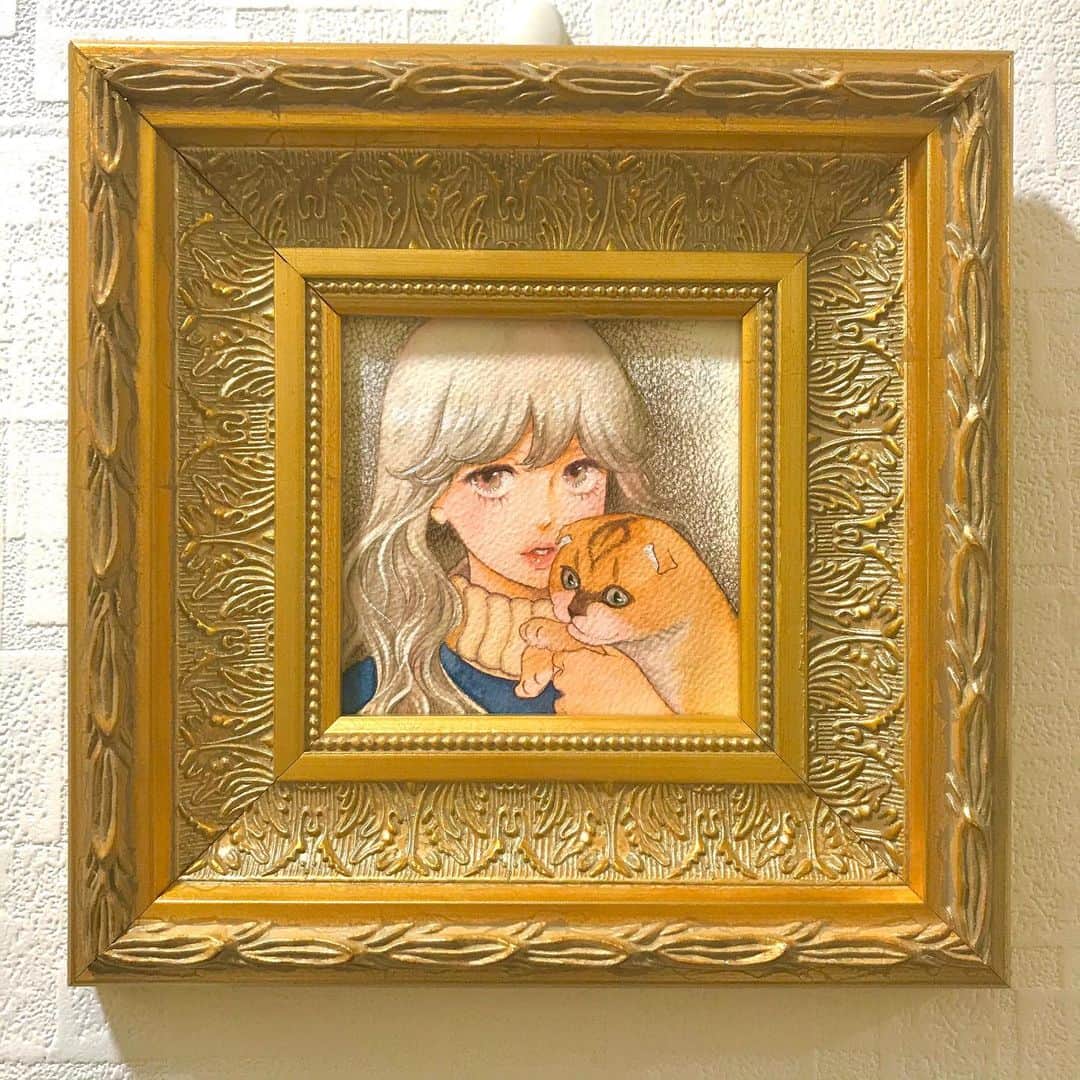 栗原まもるのインスタグラム：「描き下ろしイラスト。猫と少女。 こういうイラストは本当に写真だと色々映らないですね。 補正して近づけてはみたものの。 印刷映えもたぶんしないw  ゴージャスなミニ額です。」