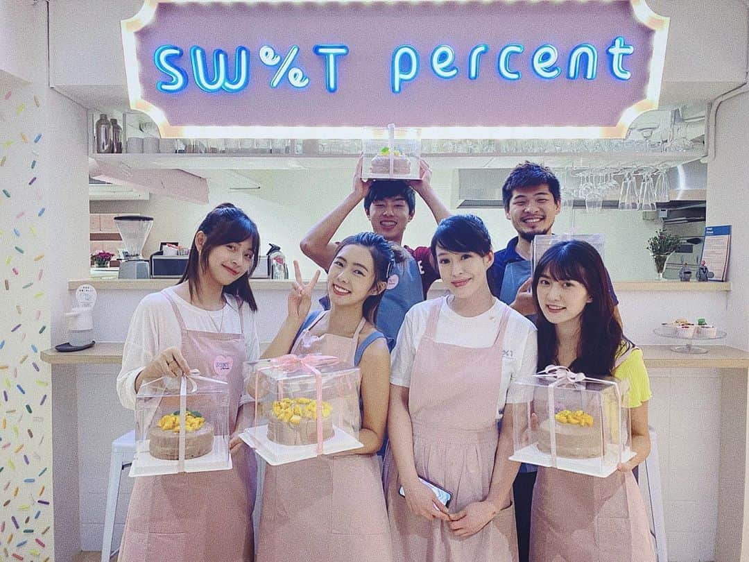 Dewi Chienのインスタグラム：「第二次的烘焙體驗，只能說每個工作真的都不容易啊～做蛋糕需要很細心和很多的耐心，謝謝老師的用心指導，讓我們每個人都能夠帶著一顆除了充滿愛又好吃的蛋糕回家🥭🍌🍫#芒果香蕉巧克力奶油戚風」