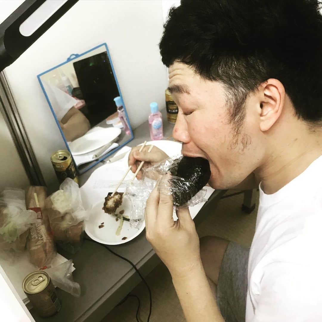 吉田裕のインスタグラム：「祇園花月に着いたら、 由美姉さんが、 おにぎり作ってくれてた！ 最高や！！！ ありがとうございます！！ #祇園花月　　　 #具は6種類ぐらい #母の味や」