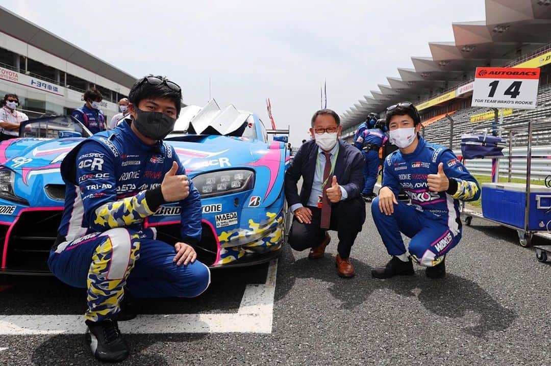 大嶋和也のインスタグラム：「ルーキーレーシングのボスの前で表彰台にのれてよかった^ ^ トムスに負けたのは悔しいけど。 #rookieracing #tgrteamwakosrookie  #supergt #supra #三橋仁明」