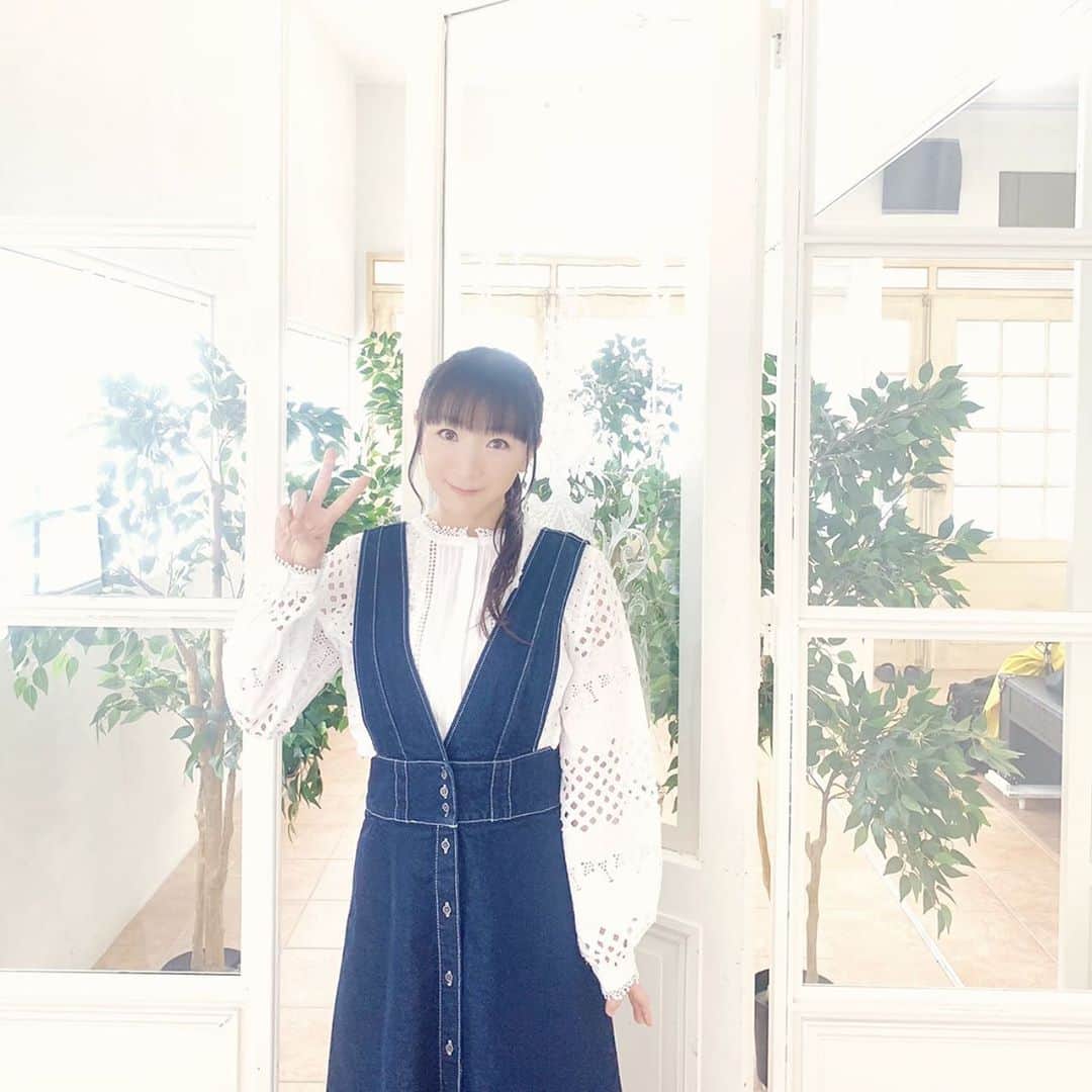 堀江由衣さんのインスタグラム写真 - (堀江由衣Instagram)「.  夏休み記念その22♪  わりといつものポーズ♪ 明るくて素敵なスタジオでした♪ こんなお家に住めますように（笑）」8月10日 18時10分 - yuihorie_official
