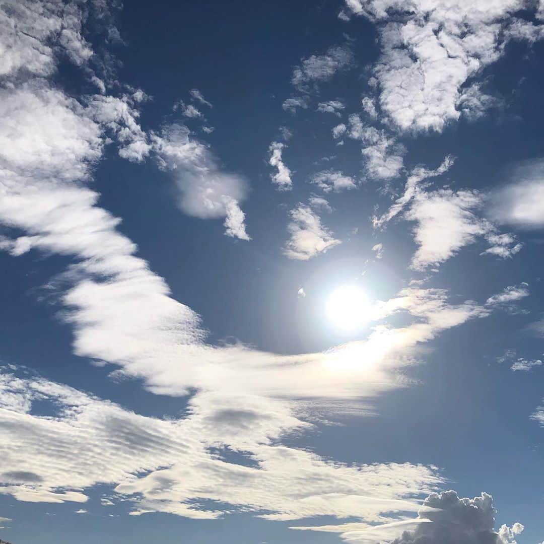 アキ（荒木良明）のインスタグラム：「出がけの空。 さぁ〜ディスタンスたもって行ってきます。」
