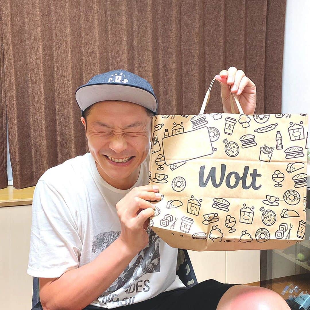 河合竜二のインスタグラム：「初Wolt😋 めちゃくちゃ便利っす😋 水色のbagがなまらかわいい😍 これはクセになる😋  #Wolt札幌 @WoltJapan #PR  プロモコード RYUJI で  初回注文が750円割引になりますので皆さまぜひ😋  #Woltおじさん🧔 #連日頼んでしまいそうな楽さ😳」