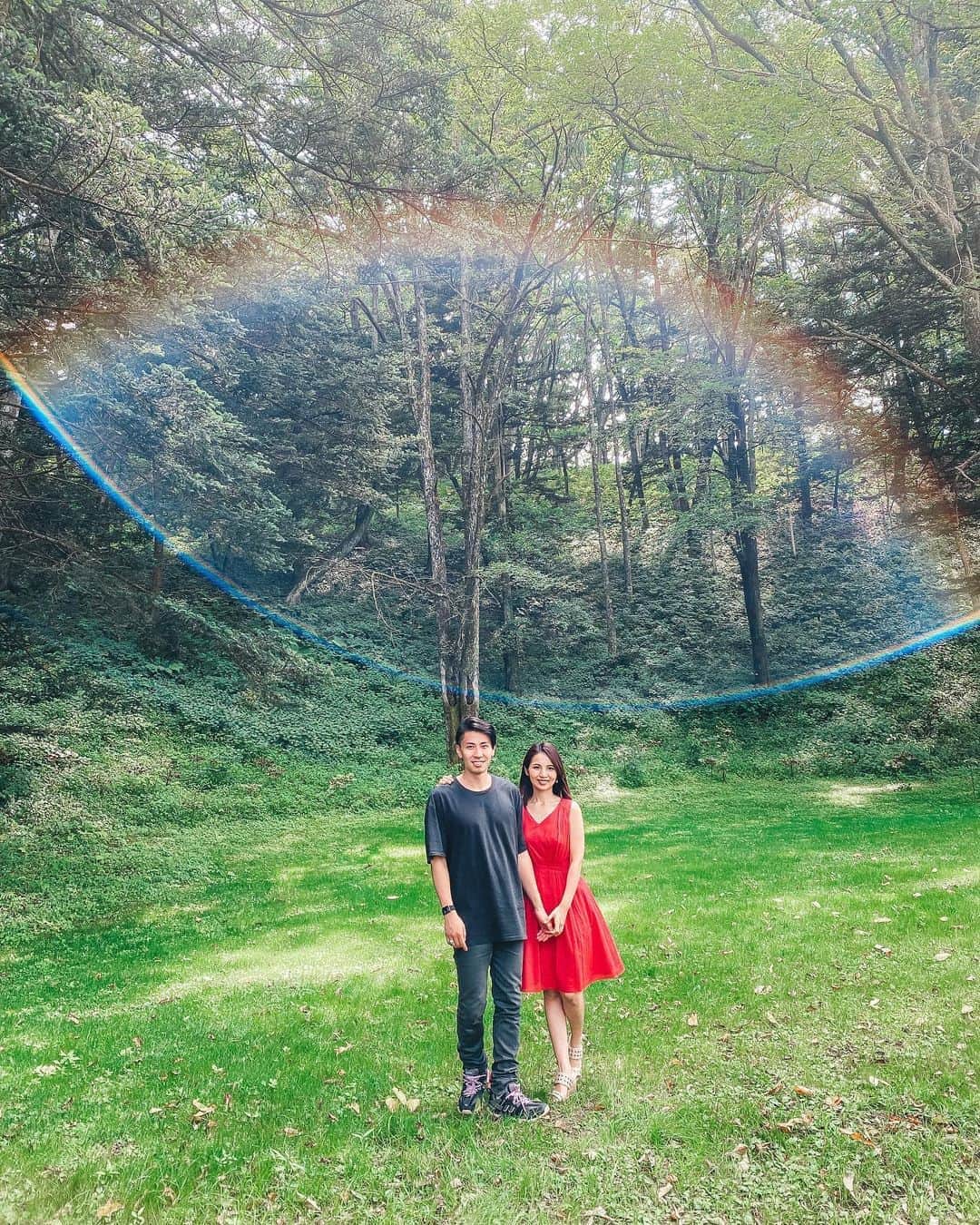 DJ Cellyさんのインスタグラム写真 - (DJ CellyInstagram)「先日公園でお散歩中にiPhoneで撮ってもらった写真、 見返したら２人に虹がかかってました🤭！ きれいな場所だったし、嬉しい写真🌈  昨日は記念日だったらしく突然プレゼントを貰い、姉夫婦には焼肉を奢ってもらいました🙏🏻ありがとう〜  これからも仲良く過ごせますように😌♡ #虹 #公園 #お散歩 #自然 #原っぱ #お散歩中 #お天気 #記念日 #カップル #カップルフォト #sunnyday #sunny #sunday #love #nature」8月10日 18時16分 - celly_cecilia