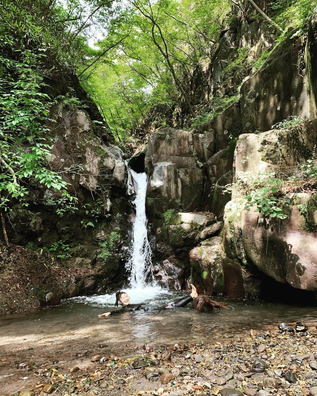 松田美由紀のインスタグラム：「やっと夏がきた！ 滝修業❣️  #滝 #夏休み」