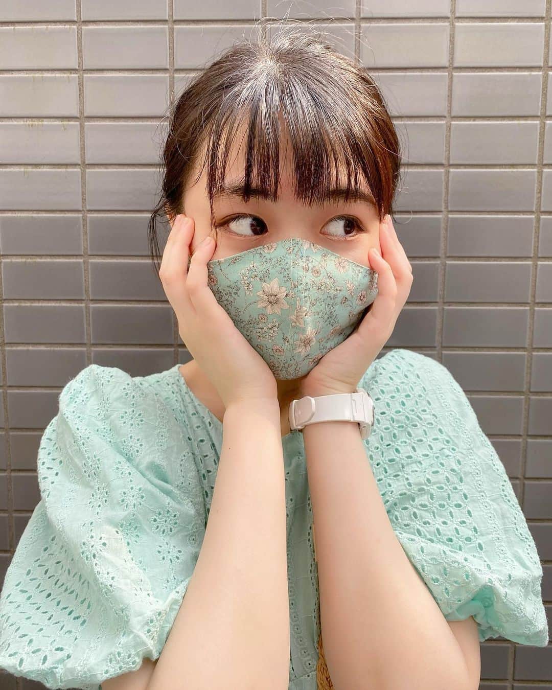 多田成美のインスタグラム：「. 私の祖母が素敵なマスクをつくってくれました☘️ こんな時期だからこそマスクもオシャレに〜🤍  #手作りマスク」
