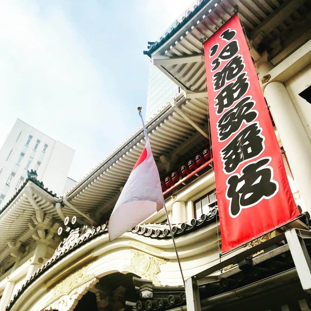 のインスタグラム：「： 歌舞伎座『8月大歌舞伎』 ． こんにちは、暑い日が続きますね；　先週末から夏休みに入った方も多いと思いますが、みなさんはどうお過ごしですか。  私は田舎への帰省を見送って、都内のおでかけを満喫しています。今日は3月以来5ヶ月ぶりの舞台鑑賞に行ってきました。8月から再開した歌舞伎座の #歌舞伎 。通常4時間ほどかかる公演を、1部ずつ1時間の開催にしているので、いつもより気軽にリーズナブルに鑑賞することができます。ぜひこの機会に、初めての方にも足を運んでいただけたらと思います。  七之助さんファンの私は、迷わず3部の「吉野山」を観てきました。会場は感染対策が徹底されていて、演目もなるべく台詞が少なく舞が中心のものを選定しているようです。  早速、七之助さん演じる静御前が登場！　言うまでもなく、しなやかで艶っぽい舞に終始目が釘付けに。猿之助さん演じる佐藤忠信は、持ち前のオーラとキレのある踊りで、気迫も感じられました。会場の笑いを誘ったのは、猿弥さん演じる逸見藤太とその御一行。時事ネタも交えながらの立ち振る舞いに、後半はくすくす笑いが絶えませんでした。最後のシーン、猿之助さんが忠信から小狐に変わる瞬間は、もう待ってましたとばかりに拍手喝采。本能で蝶々を追いかけてしまう、かわいらしい所作は必見です。  見応えのある舞台に、大満足の1日に。ほかの部も予約しようかな… ． #8月大歌舞伎 #歌舞伎座 #歌舞伎 #kabuki #吉野山 #市川猿之助 #市川猿弥 #中村七之助 #歌舞伎好きな人と繋がりたい ． #ozmall #editors #tokyo #experience #entertainment #オズモール #エンタメ編集部 #東京体験 #エンターテインメント #エンタメ」