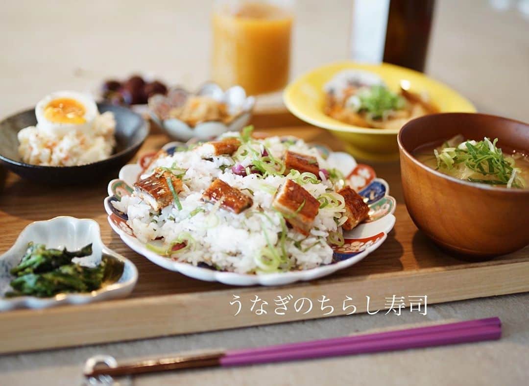 喜田彩子さんのインスタグラム写真 - (喜田彩子Instagram)「﻿ ﻿ 先日作った『うなぎのちらし寿司』が家族に好評でした♡﻿ ﻿ 酢飯ご飯に、塩もみしたきゅうり・しば漬け・みょうが・大葉・白ごまを混ぜて、うなぎとネギをのせたら出来上がり🤎🤍﻿ 夏のスタミナごはん。﻿ ﻿ ﻿ #おうちごはん #こどもごはん #夕食 #dinner #저녁 #和食 #和食ごはん  #お料理 #料理 #cooking  #요리 #うなぎ #鰻 #うなぎのちらし寿司 #ちらし寿司 #夏バテ #スタミナごはん #喜田家ごはん #ごちそうさまでした  #잘먹었습니다 ﻿ ﻿ ﻿」8月10日 18時37分 - ayacokida