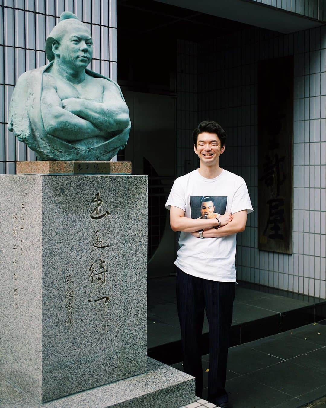 有原遣智のインスタグラム：「千代の富士Tシャツ着て﻿ 九重部屋におじゃましてきました💪﻿ ﻿ 千代の富士とLABRATのコラボ、今年久しぶりに復活するらしいです、要チェケ📝﻿ ﻿ #千代の富士 #labrat #九重部屋 #fashion #outfits #ootd #tb」