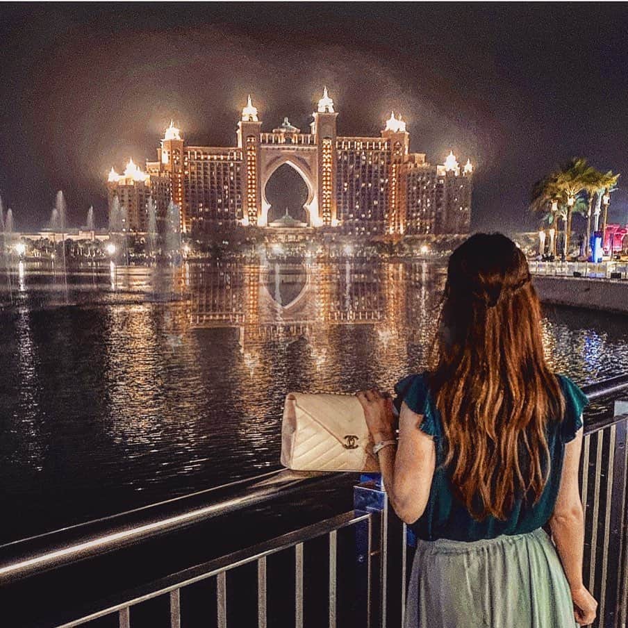 清水彩子のインスタグラム：「とっても幻想的で素敵な眺めだったなぁ🏰💕  #dubai #ドバイ #アトランティスザパーム #atlantisthepalm  #thepointe #噴水ショー #最後の動画スタッフのてっしーパリピ♬ @teshi_ri」