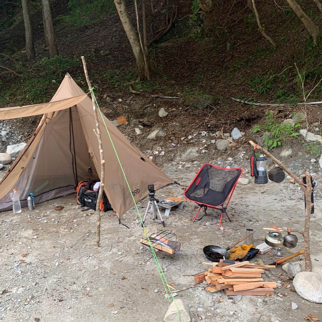 森公平さんのインスタグラム写真 - (森公平Instagram)「先日のソロキャンプツーリング。  久しぶりのソロキャンプだったな。ソロはソロでいい！！ 焼飯は火力！！  夏キャンプ行かれる方は熱中症、虫刺されに気を付けてくださいね。特にブヨはやっかいです、、私は刺されました、、😭  #キャンプ #ソロキャンプ #camp #camping #キャンプツーリング #キャンプが好きだ #mt09 #バイクが好きだ #焚き火 #キャンプ飯 #夏キャンプ」8月10日 18時41分 - mori_koheidesu