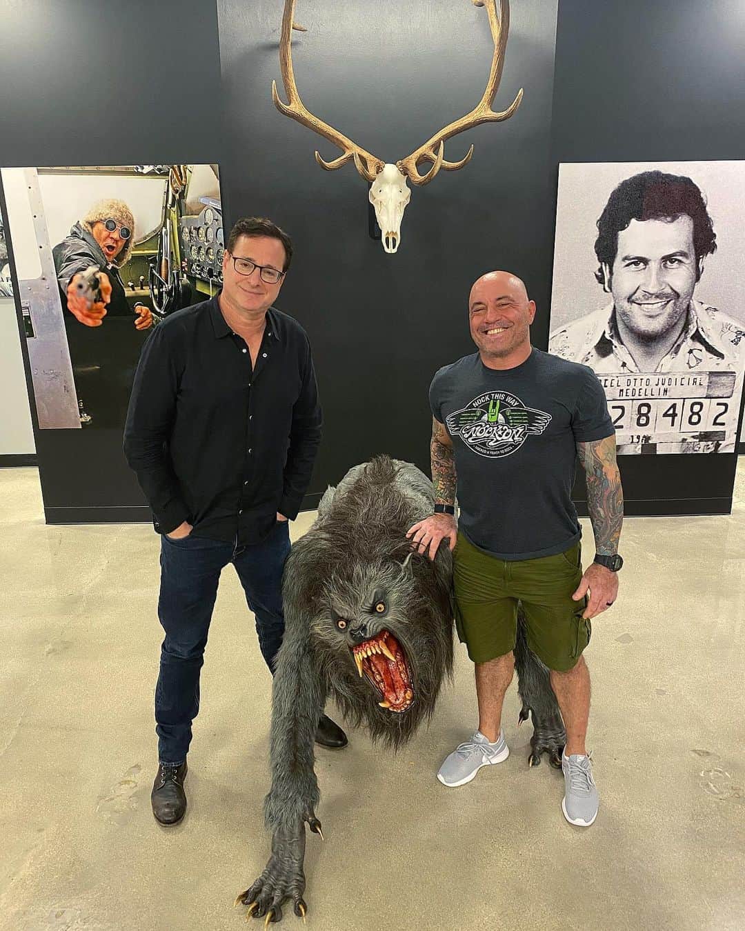 ボブ・サゲットのインスタグラム：「One of my first experiences safely out of the house was a few weeks back with the renaissance man @joerogan on “The Joe Rogan Experience,” Episode # 1507. Had such a good time and he let me ride the “An American Werewolf in London” creature-thing around the studio.」