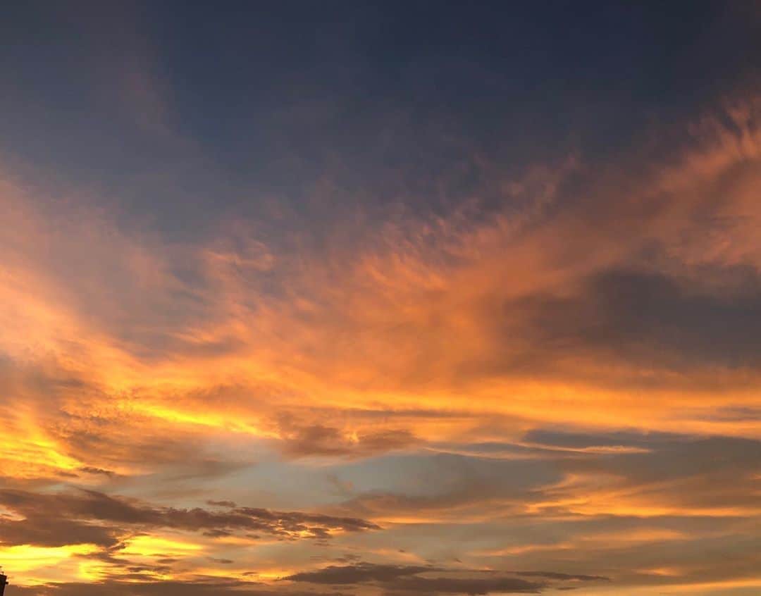 実咲凜音さんのインスタグラム写真 - (実咲凜音Instagram)「. 吸い込まれそうな空🌇  いいお天気だったからね。  この空見ると いつも心落ち着くゎ。  みりおん。 #今のお空 #みんなみてみて👁 #今日も元気に過ごせました #ありがとう #nonfilter」8月10日 18時46分 - misaki_rion