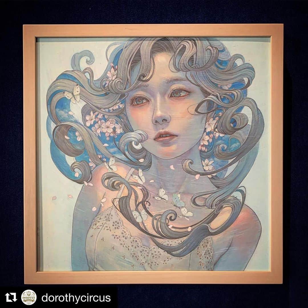 平野実穂のインスタグラム：「#Repost @dorothycircus with @get_repost ・・・ “I was worried not to be good enough to draw oil paintings, but later on transformed that insecurity into my own originality. Moreover, given the influence of cartoon and anime on my art works, I believe these are a combination of illustrations and oil paintings.” -Miho Hirano • Artworks: The Spring Wind - Cabbage Butterfly, oil on canvas, 41x41cm Artist: @mihohiranoart  • Graduated in Oil Painting from Musashino Art University in Kodaira, Miho Hirano is one of the most captivating Japanese artists in the contemporary art world. The artist explores the visual themes of sensuality and femininity by portraying beautiful women whose physical features blend with the nature surrounding them. Flowers, birds, fishes and water become organic accessories that adorn the protagonists, on par with precious jewels. The always fleeting glances of the protagonists symbolise the escape from reality, a theme thoroughly explored by the artist through an exceptional technique of oil on canvas that blends with the blooming flowers and immersions in clear waters, connecting us with the sacred relationship with nature. Following her first successful shows in Japan, as well as group and solo exhibitions in Los Angeles, the artist collaborated with Urban Nation on Project M/14 in 2019. She exhibits for the first time at Dorothy Circus Gallery. • Schedule an appointment at info@dorothycircusgallery.uk • For sales enquiries and artwork available email sales@dorothycircusgallery.com • #asianart #asiancontemporary #japaneseart #chineseart #cambodiaart #koreaart #singaporeart #taiwanart #iranianart #japanespopart #chinesepopart #asianpopart #asiansurrealism  #detail  #artcontemporain #peinturecontemporaine #zeitgenössischekunst #artecontemporáneo #современноеискусство #современнаяживопись #当代艺术  #現代アート  #アート」