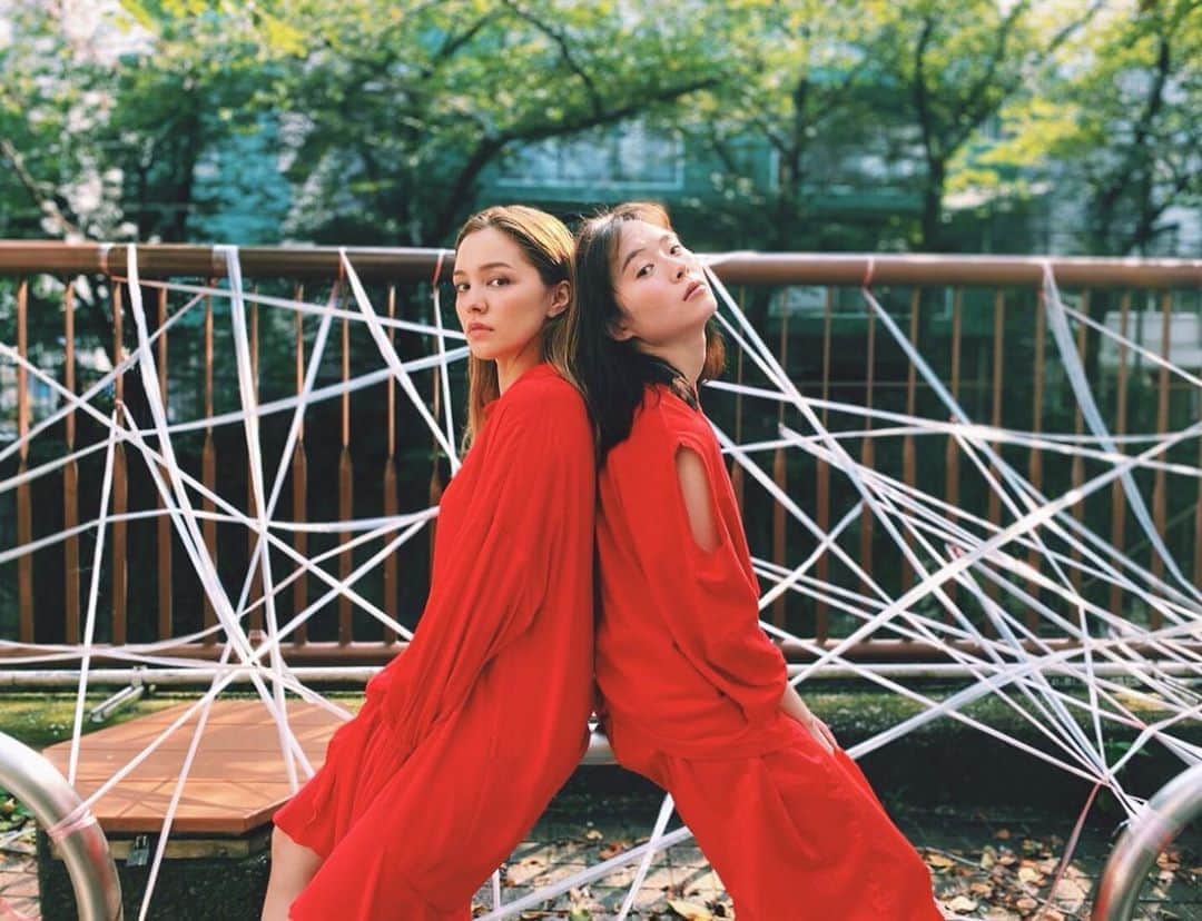 ステファニーのインスタグラム：「🍎 幸也の写真撮りたいの一言で急遽作撮りしたんだけど iPhoneなのにクオリティが高くてビックリした！ 衣装の赤ワンピも初めましての浅井さんが持ってきてくれて、お気に入り。 @yukiya.terai  @rikooooo_0302  @sty.asai  また楽しいことしましょっ。」