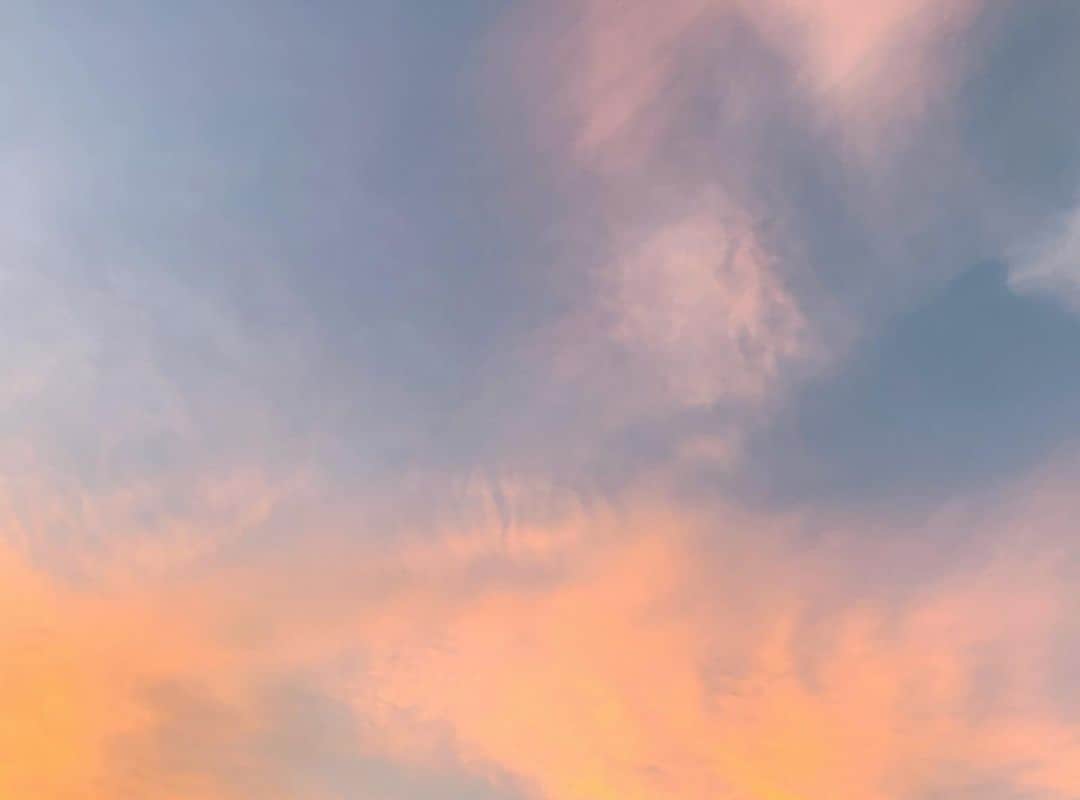 三浦サリーのインスタグラム：「今の空、きれい。。」